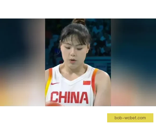 小宝生日快乐 李月汝分享庆祝照 自信微笑为自己干杯被爱环绕